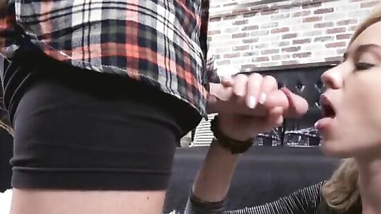 Брюнетка научилась наслаждаться жизнью и ловить кайф в каждом моменте