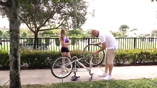 Развели на секс за деньги и трахнули в машине велосипедистку из Лос Анджелеса