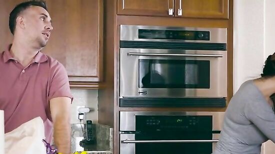 Новая соседка легко соблазнила попкой чужого мужа на секс в новом доме