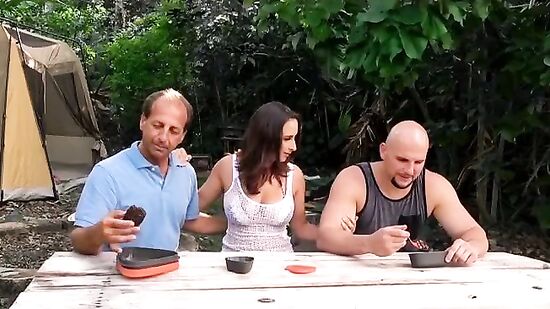 Случайно спалил голой, и трахнул чужую жену на природе