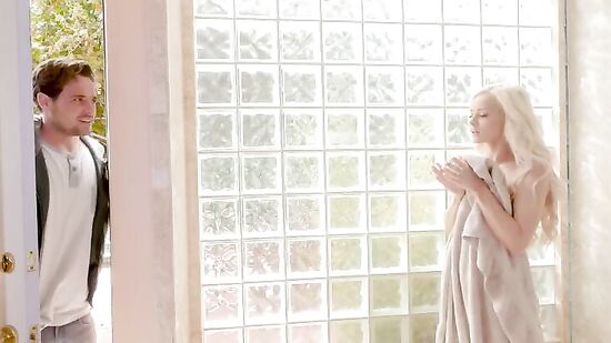 Пацан дрочил на девочку за её спиной пока не спалился и трахнул её