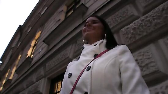 Простушка снялась в порно за деньги с пикапером которого видит впервые