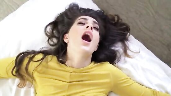 Пока дочь сладко спит отец разрешил себе заглянуть ей под трусики