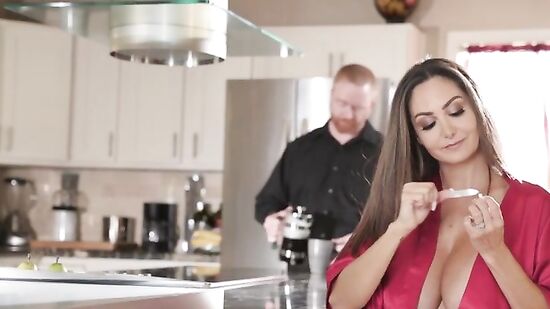 Зрелая сисястая мачеха изменила мужу с красивым молодым пасынком