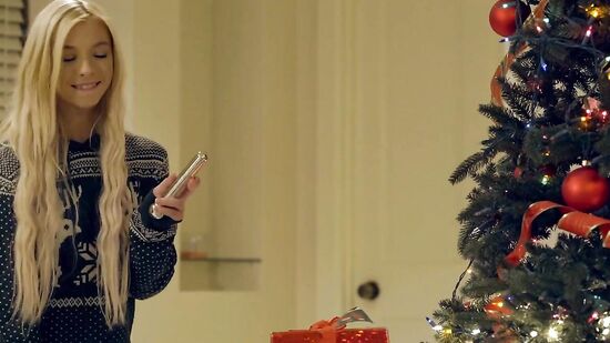 Зрелая подруга мамы спалила парня когда он трахал сестру и присоеденились