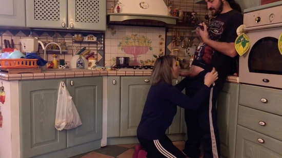 Хоум порно на кухне с зрелой и очень аппетитной мачехой