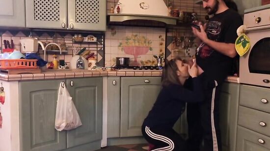 Хоум порно на кухне с зрелой и очень аппетитной мачехой