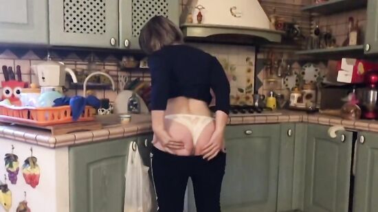 Хоум порно на кухне с зрелой и очень аппетитной мачехой