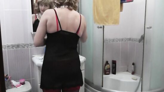 Пузатый извращенец подглядывает и дрочит на зрелую бабу