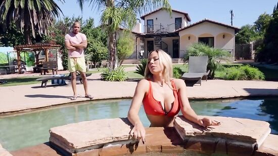 Негр лапает мамку за большие сиськи и трахает красотку большим черным членом