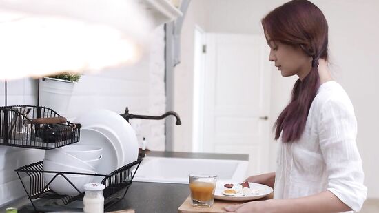 Молодая москвичка кормит парня завтраками и радует нежным сексом по утрам