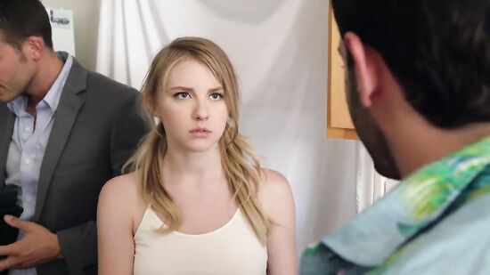 Два друга ебут молодую девушку и ей нравится такой грубый секс