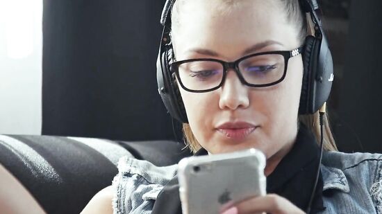 Зрелый дядя без остановки ебет русскую крошку Елену Кошку