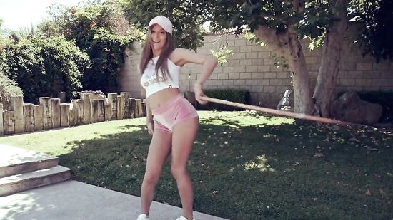 Грудастая телка с помощью сисек и жопы разводит на еблю соседского дядю