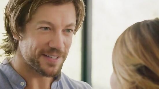 Женатый муж изменяет жене с молодой красоткой и трахает ее на кровати