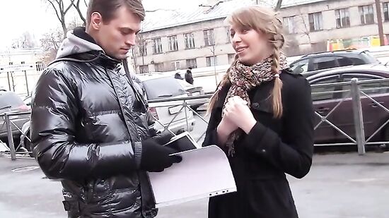 Пацаны пригласили в гости одногруппницу и пустили по кругу