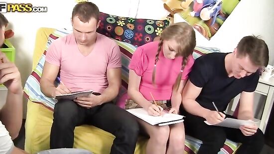 Пацаны пригласили в гости одногруппницу и пустили по кругу