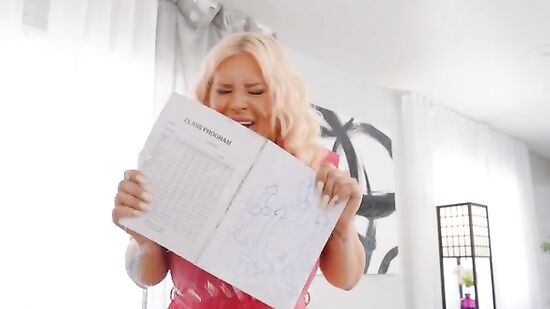 Пока девушка не видит, парень трахает другую у неё за спиной