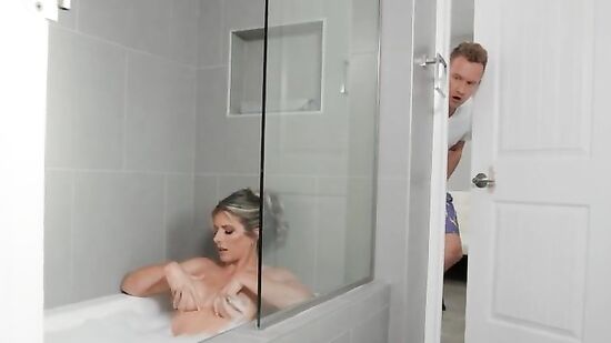 Подкрался к чужой жене и трахнул её, пока мужа не было рядом