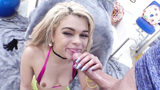 Опытная анальщица получает новые ощущения на анальном порно кастинге