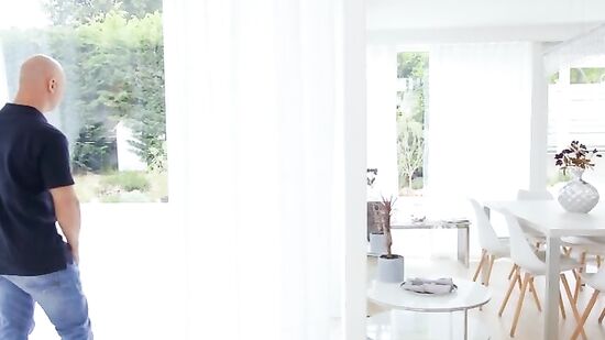 Сочный анальный секс с зрелой мамкой и её лысым любовником