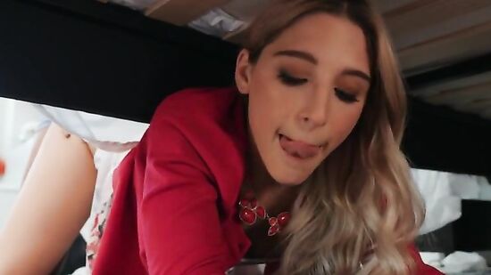 Девушка застряла под кроватью, а негр присунул ей в попу