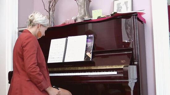 Возбудилась когда играла на пианино и решила поласкать волосатую киску