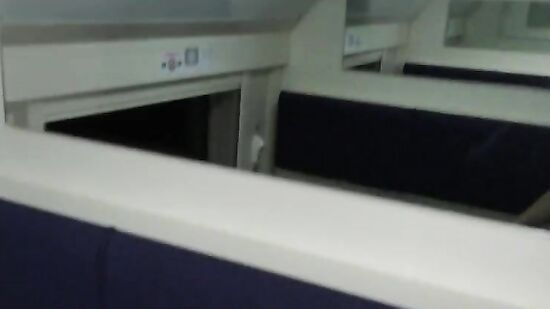 Только познакомился с девушкой, и сразу трахнул её в поезде