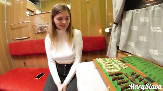 Русская незнакомка повелась на секс в поезде и дала кончить в рот