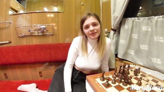 Русская незнакомка повелась на секс в поезде и дала кончить в рот