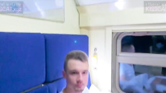 Разбудила соседа по поезду, чтобы он её трахнул