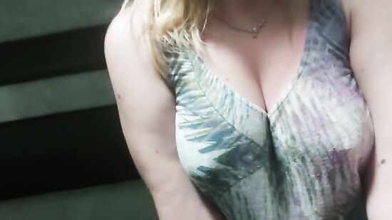 Разделась до трусиков и начала ласкать киску прямо в поезде