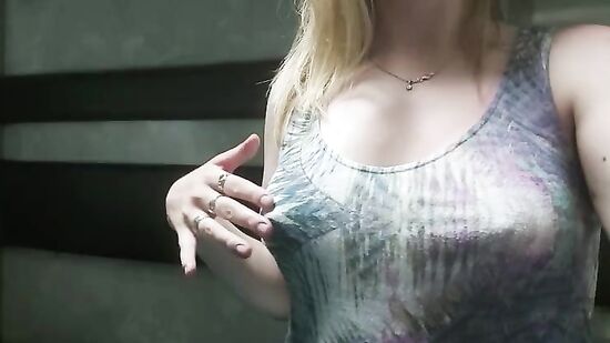 Разделась до трусиков и начала ласкать киску прямо в поезде