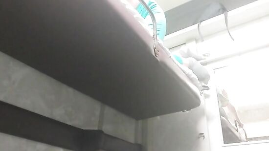 Разделась до трусиков и начала ласкать киску прямо в поезде