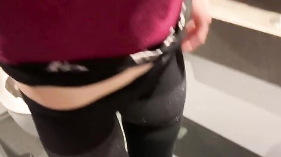 Случайный секс с незнакомцем в туалете поезда