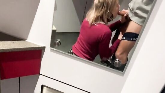 Случайный секс с незнакомцем в туалете поезда