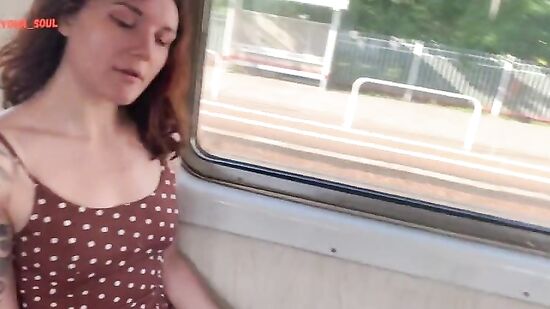 Русская девушка занимается мастурбацией в электричке