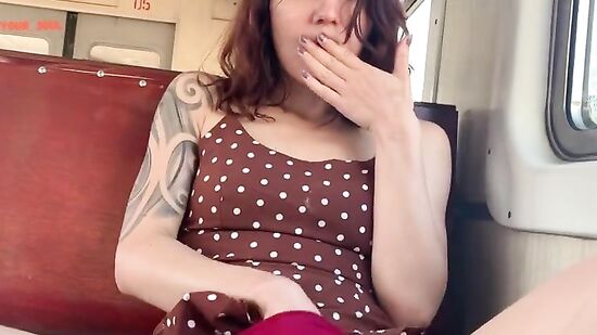 Русская девушка занимается мастурбацией в электричке