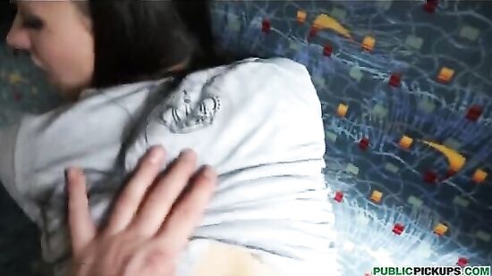 Развел незнакомку на секс в поезде и заплатил ей деньги за это