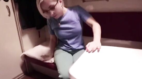 Куни и секс в поезде с симпатичной соседкой по купе