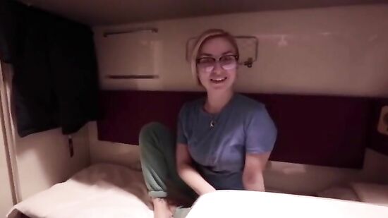 Куни и секс в поезде с симпатичной соседкой по купе