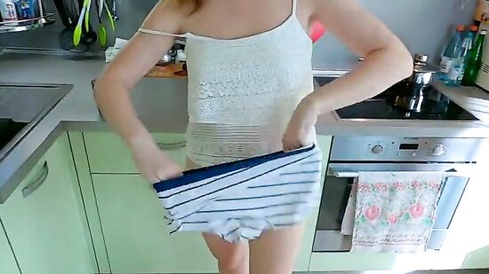 Русская жена изменяет мужу с его лучшим другом и сама соблазняет его на секс, пока он на работе