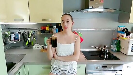 Русская жена изменяет мужу с его лучшим другом и сама соблазняет его на секс, пока он на работе