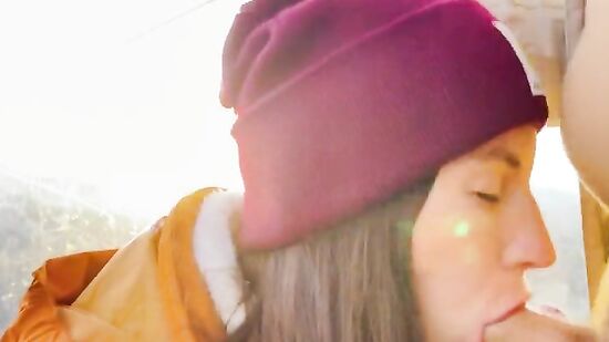 Случайный секс с красивой незнакомкой в публичном месте - порно от первого лица