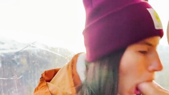 Случайный секс с красивой незнакомкой в публичном месте - порно от первого лица