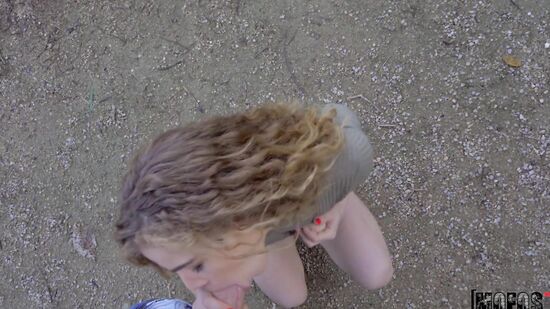 Симпатичная давалка любит трахаться за деньги с незнакомцами