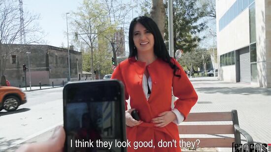 Порно агент предлагает женщине неплохие деньги за секс на камеру