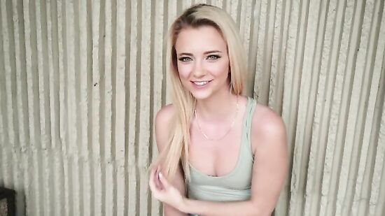 Незнакомец трахает симпатичную блондинку - порно за деньги с разговором