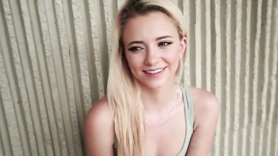 Незнакомец трахает симпатичную блондинку - порно за деньги с разговором