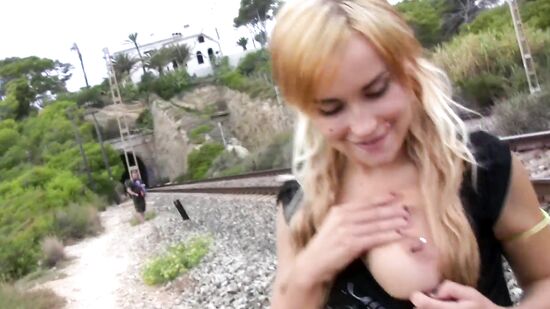 Молодая давалка пришла с папиком на пляж заниматься сексом